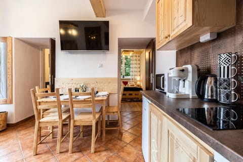 Kitchen or kitchenette, Dining area