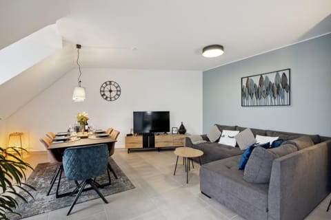 Communal lounge/ TV room, TV and multimedia, Living room, Seating area, Dining area, Evening entertainment