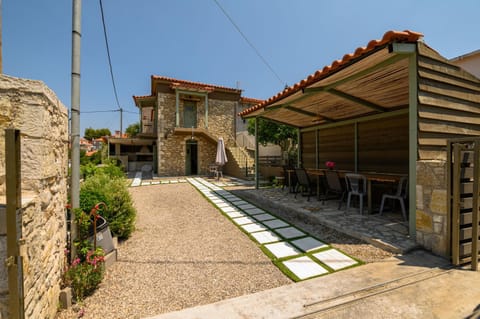 Property building, Patio, Facade/entrance, Spring, Day, Neighbourhood, Summer, Decorative detail, Dining area, Area and facilities, Location, Family