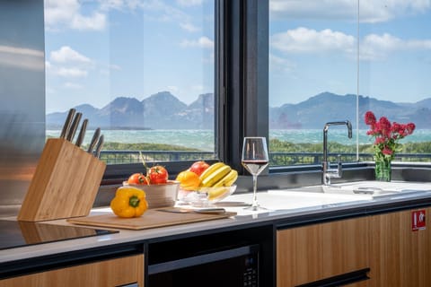 View (from property/room), View (from property/room), Kitchen or kitchenette, Mountain view, Mountain view, Sea view, Sea view, kitchen, kitchen