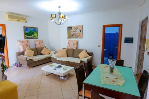 TV and multimedia, Living room, Decorative detail, Seating area, air conditioner