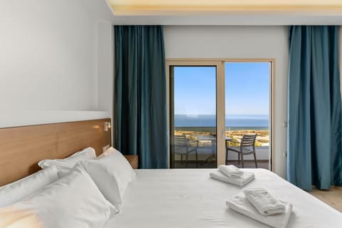 Bed, View (from property/room), Dining area, Bedroom, Sea view
