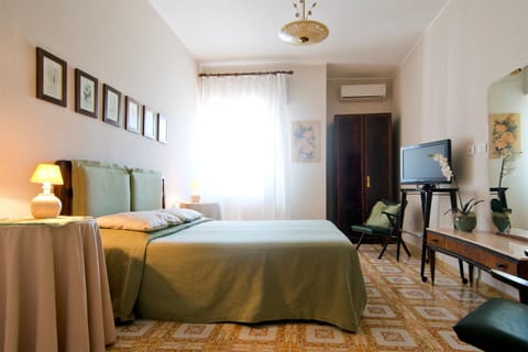 Bed, Photo of the whole room, Decorative detail