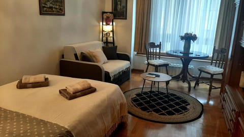 Bed, Living room, Photo of the whole room, Seating area, Bedroom, towels