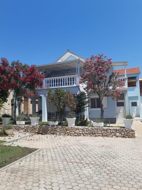 Property building, Spring, Day, Garden, Garden view