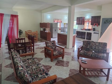 Communal lounge/ TV room, Kitchen or kitchenette, Living room, Seating area, Dining area, furniture