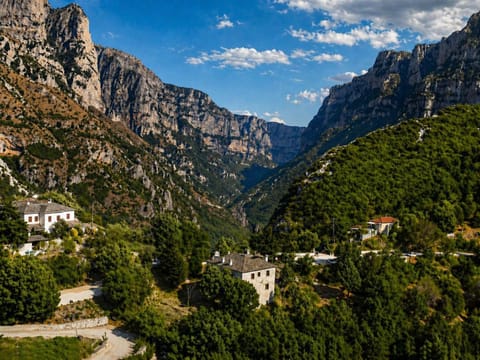 Property building, Nearby landmark, Day, Neighbourhood, Natural landscape, Bird's eye view, Mountain view