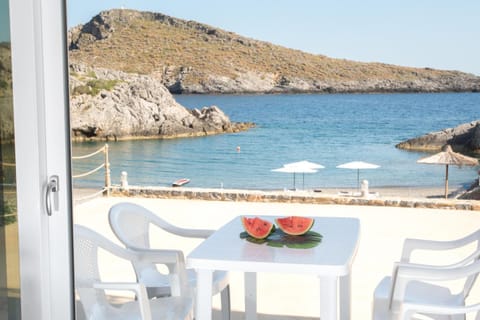 Bed, Balcony/Terrace, Kitchen or kitchenette, Beach, Guests, Meals, Breakfast