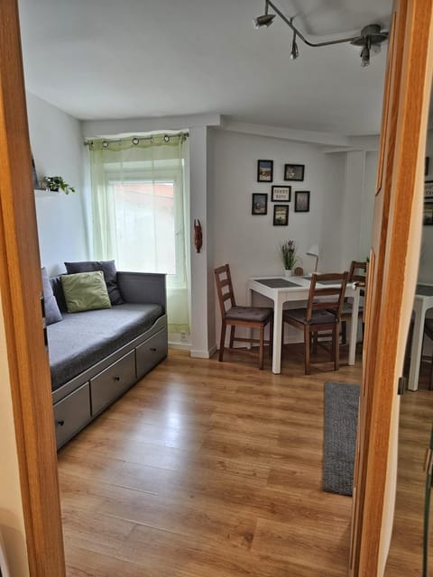 Bed, Living room, Photo of the whole room, Seating area, Dining area