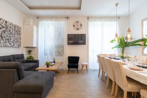 Living room, Lounge or bar, Seating area, Dining area