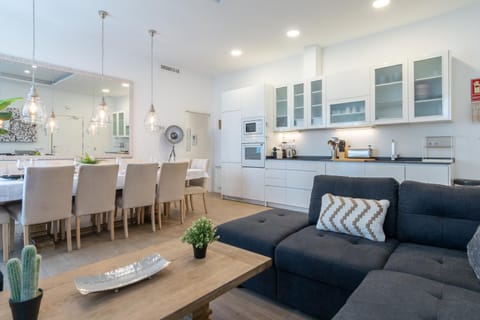 Kitchen or kitchenette, Living room, Lounge or bar, Seating area, Dining area, Communal kitchen