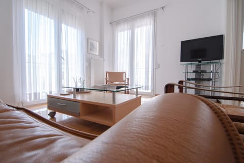 Communal lounge/ TV room, Living room, Seating area
