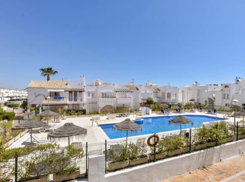 Shower, Property building, Day, Pool view, Swimming pool, Location, sunbed