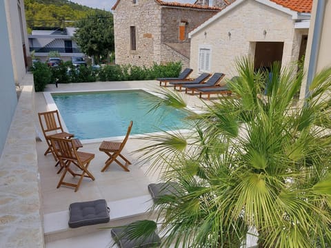 Patio, Swimming pool, sunbed