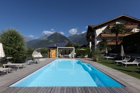 Property building, Garden, Swimming pool, sunbed