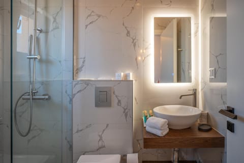 Shower, Toilet, Bathroom, towels