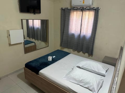 Bed, TV and multimedia, Photo of the whole room, Bedroom, towels