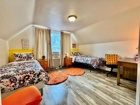 Bed, Photo of the whole room, Seating area, Bedroom