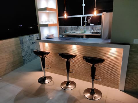 Kitchen or kitchenette, Lounge or bar