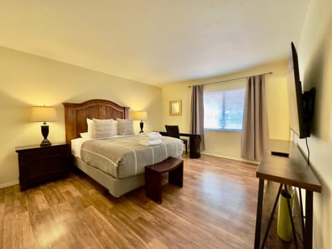 Bed, TV and multimedia, Bedroom