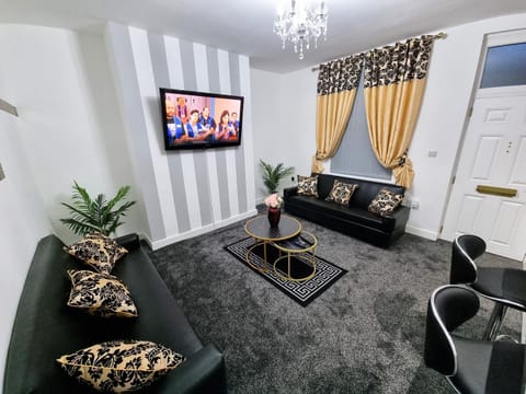 *11BR* Setup for your most amazing relaxed stay + Free Parking + Free Fast WiFi * House in Leeds