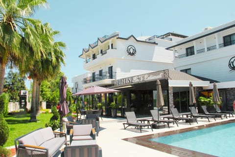 Patio, Communal lounge/ TV room, Spring, Day, Garden, Evening entertainment, Garden view, Pool view, Swimming pool, sunbed