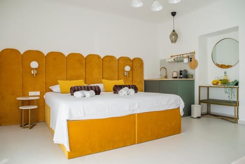 Bed, Kitchen or kitchenette, Bedroom