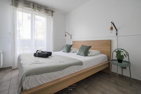 Photo of the whole room, Bedroom