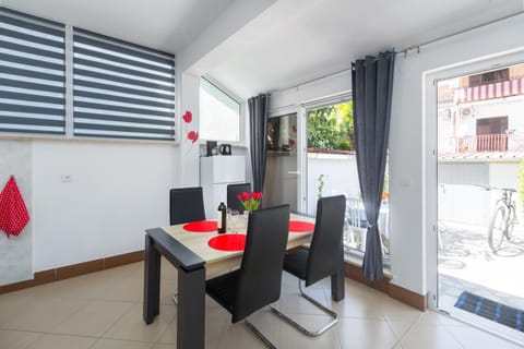 Seating area, Dining area