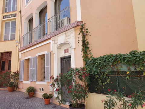 Property building, Facade/entrance