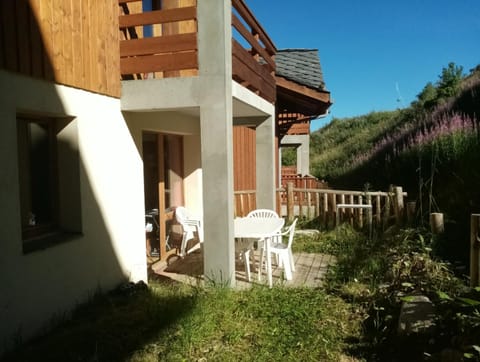 Patio, Day, Garden, Balcony/Terrace