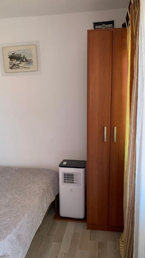 Bedroom, wardrobe, air conditioner