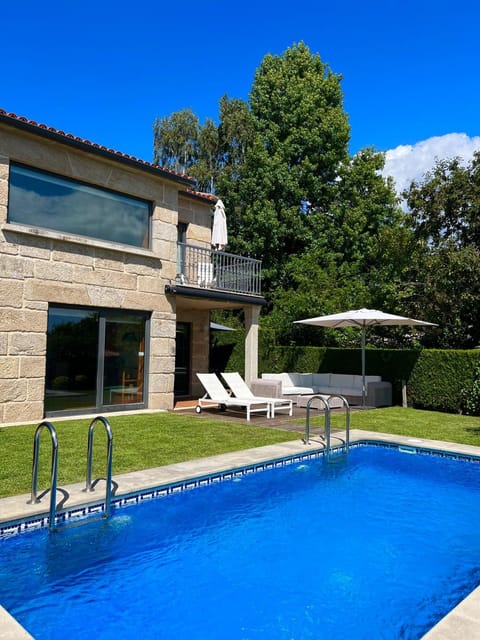 Property building, Day, Garden, Pool view, Swimming pool, sunbed