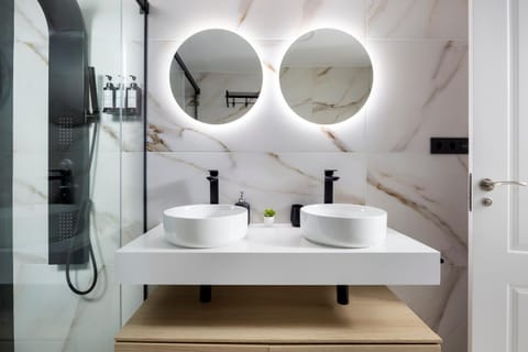 Central and Spacious Apartment with Parking on-site Apartment in Malaga