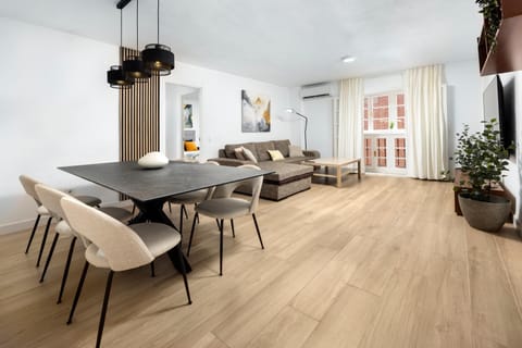 Central and Spacious Apartment with Parking on-site Apartment in Malaga