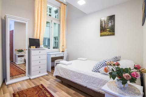 Bed, TV and multimedia, Photo of the whole room, Seating area, Bedroom
