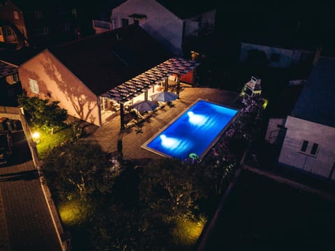 Bird's eye view, Pool view