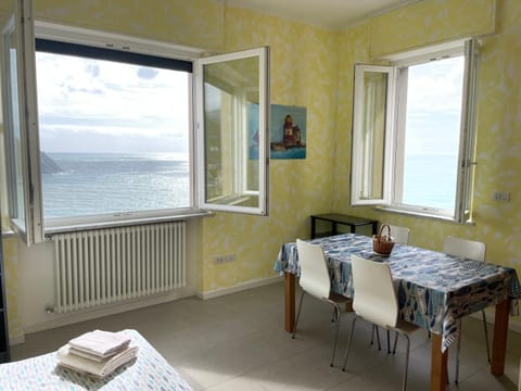 Ocean View Flat with WI-FI, AC and Elevator to Town Apartment in Levanto