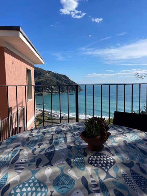 Ocean View Flat with WI-FI, AC and Elevator to Town Apartment in Levanto