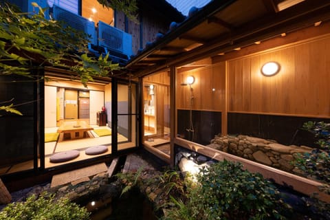 Garden, Photo of the whole room