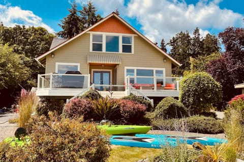 Direct Beach Access Getaway on Port Orchard! House in Bainbridge Island