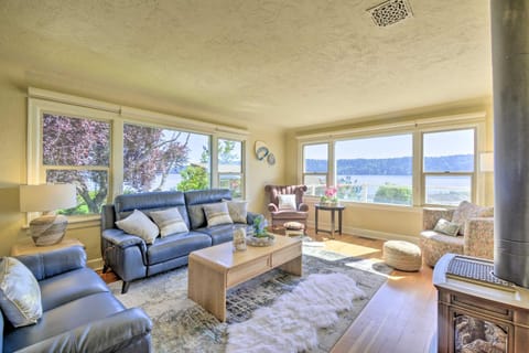 Direct Beach Access Getaway on Port Orchard! House in Bainbridge Island