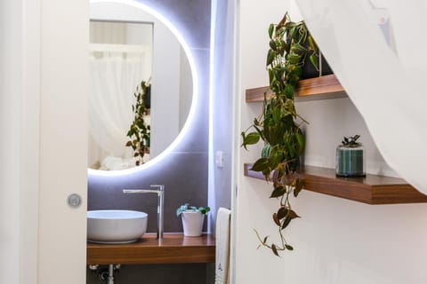 Bathroom, Decorative detail, Floor plan, minibar