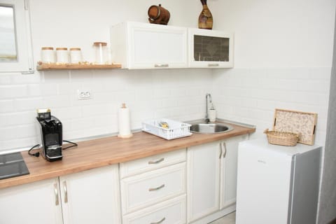Coffee/tea facilities, Kitchen or kitchenette, stove
