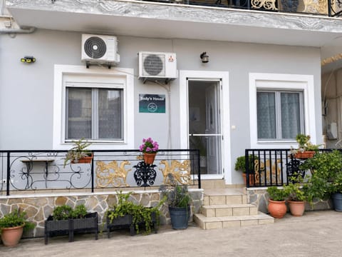 Facade/entrance, Balcony/Terrace