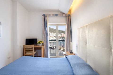 TV and multimedia, Photo of the whole room, Bedroom, air conditioner