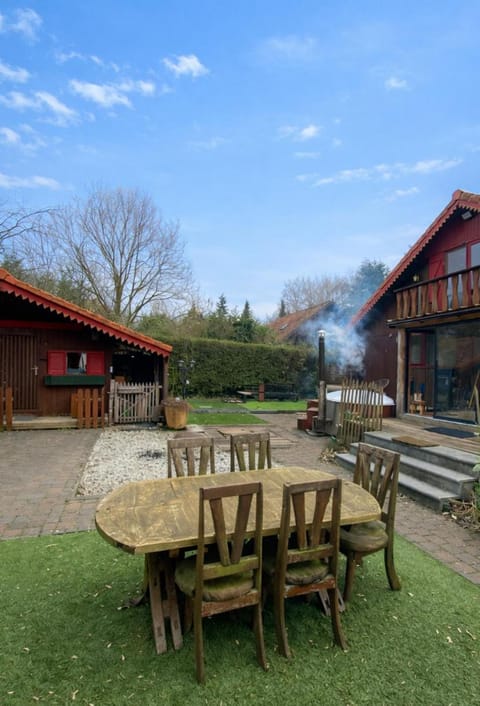 Le Petit Chalet avec hottub. Chalet in Flanders