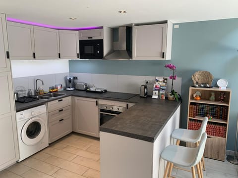 Coffee/tea facilities, Kitchen or kitchenette, Dining area, minibar, pet friendly, stove, toaster, washing machine