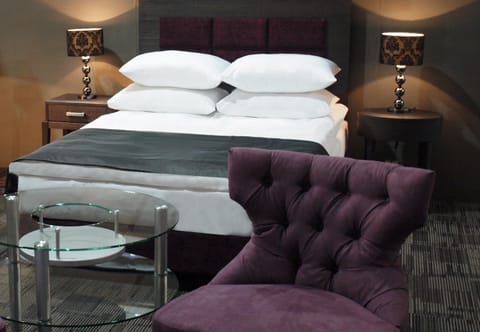 Bed, Seating area