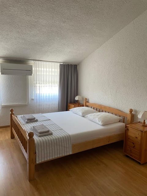 Bed, Photo of the whole room, Bedroom, air conditioner